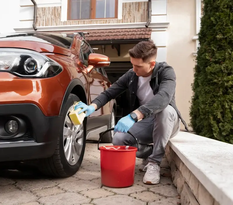 Lavage auto à domicile Monbrun : professionnel intervenant sur un véhicule